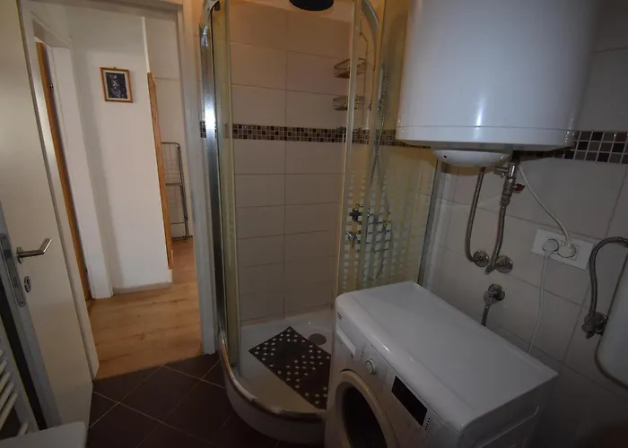 Free Alps, Massage & Wine דירה בובק