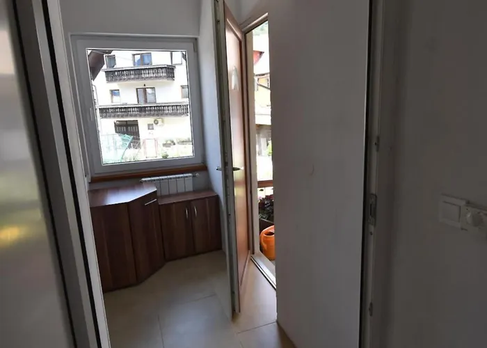 Free Alps, Massage & Wine דירה בובק