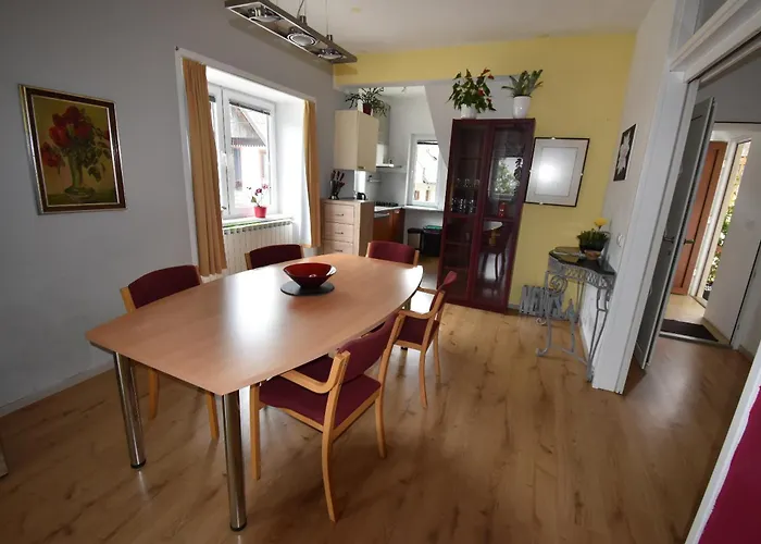 Free Alps, Massage & Wine דירה בובק